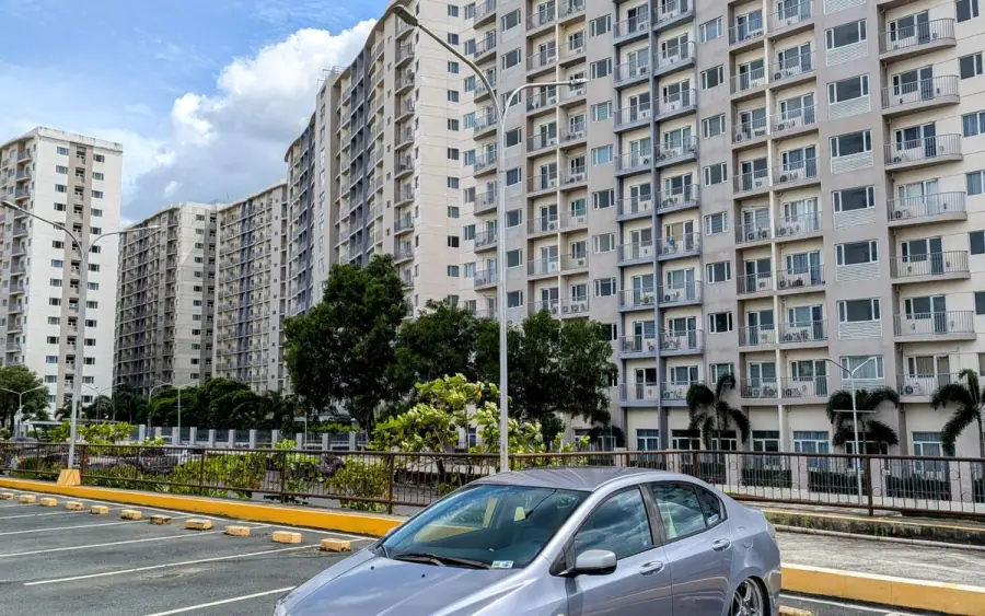 Vehicule Square Car en ville, pret pour votre prochain trajet