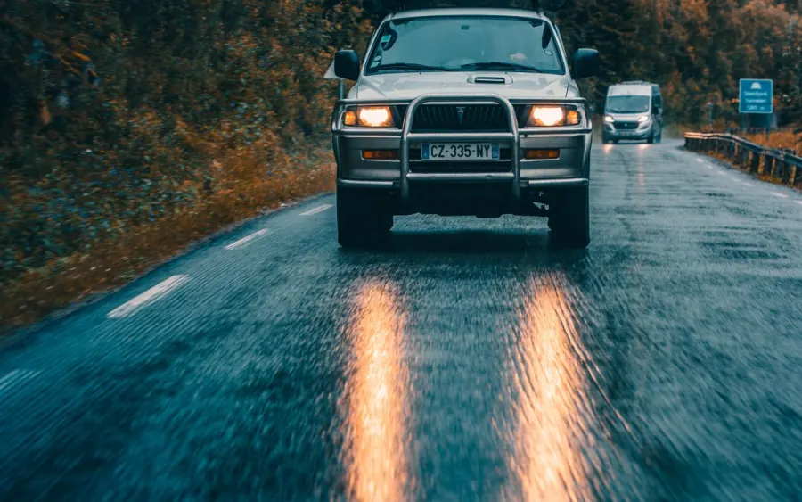 Vehicule Square Car livre sur la route au crepuscule